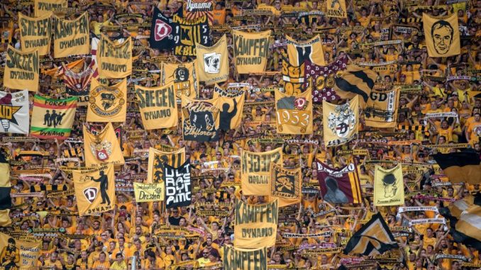 Dresdens Fans unterstützen ihr Team. Foto: Thomas Eisenhuth/Archiv