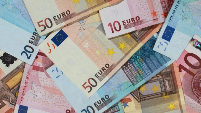 Banknoten von 50, 20 und 10 Euro, liegen auf einem Tisch. Foto: Jens Wolf/Archiv