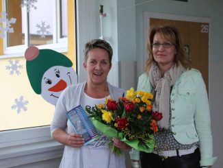 Kerstin Vetter bekam den Blumenstraus des Monats von Corina Nacke von DAWO! übergeben. Foto: Dirk Hänig