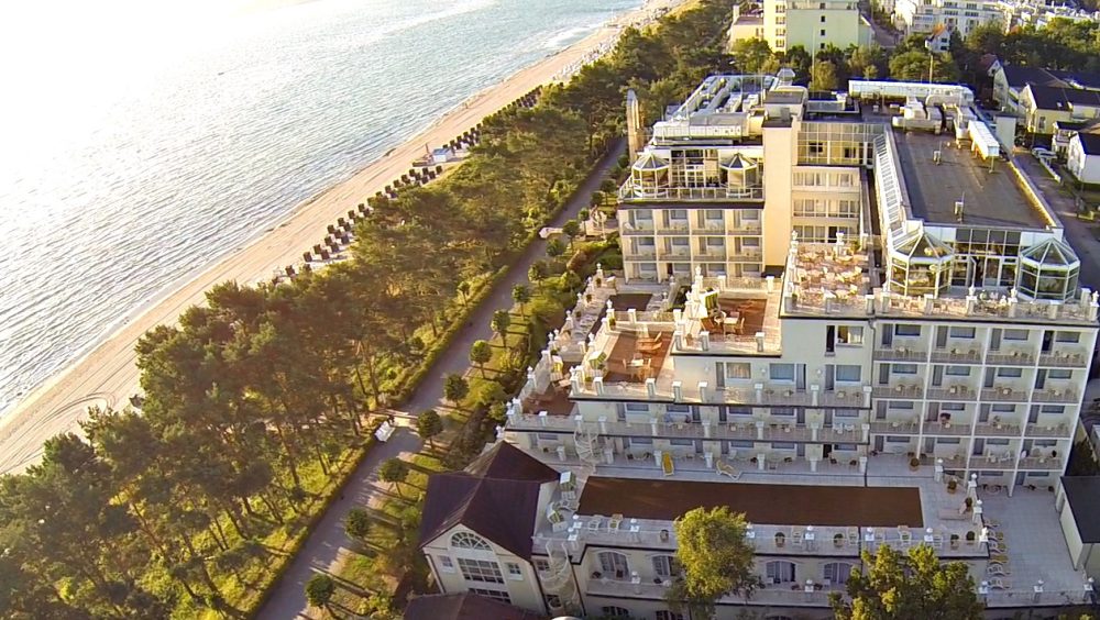 Das Rugard Strandhotel befindet sich an einer spektakulären Kulisse. Foto: PR