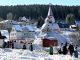 Der nach Angaben der Erbauer größte Schneemann Deutschlands zieht Schaulustige an. Foto: Jan Woitas