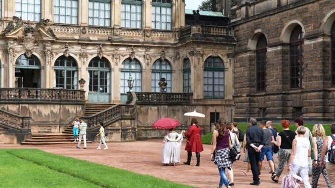 Touristen sehen sich den Zwinger in Dresden an. Foto: JENS KALAENE/Archiv