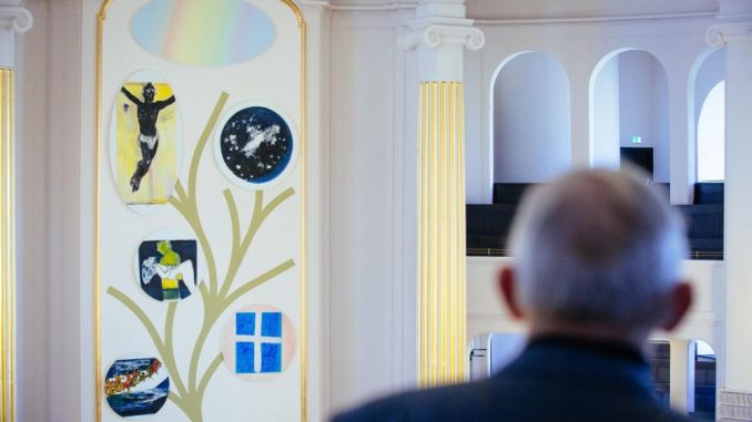 Das neue Altarbild hängt im Kirchensaal der Annenkirche in Dresden. Foto: Oliver Killig
