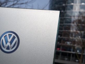 Ein Volkswagen Logo ist an einem Schild der Gläserne Manufaktur zu sehen. Foto: Arno Burgi/Archiv