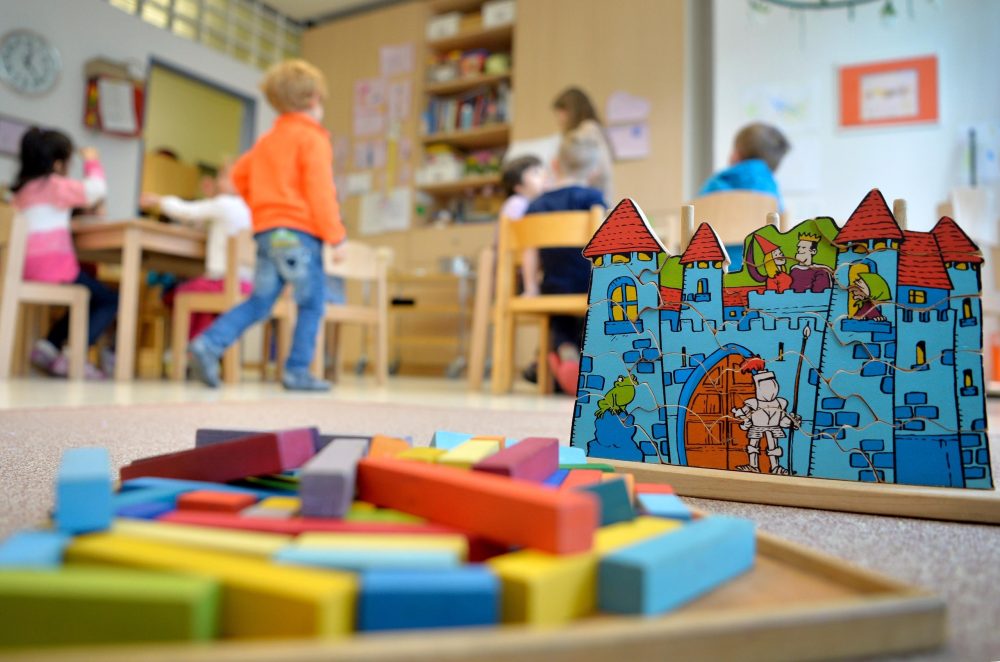 Spielzeug liegt in einer Kindertagesstätte auf dem Boden. Foto: Monika Skolimowska/Archiv