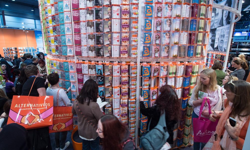 Dicht gedrängt stehen Besucher der Leipziger Buchmesse an einem Stand. Foto: Hendrik Schmidt/Archiv