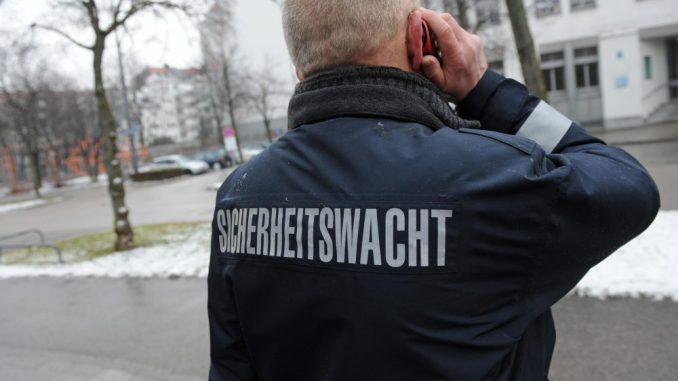 Ein Mann ist als Helfer für Sicherheitswacht im Einsatz. Foto: Andreas Gebert/Archiv