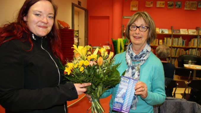 Petra Kühne erhielt den Blumenstrauß des Monats von Franziska Sommer vom DAWO!-Team. Foto: DAWO!