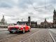 Ein letztes Mal über die Augustusbrücke vor der Traumkulisse: Oldtimer-Fan Thorsten Wappler (54) rollte stilgemäß im Mercedes 190 SL (Baujahr 1957) drüber. Foto: Sebastian Kahl