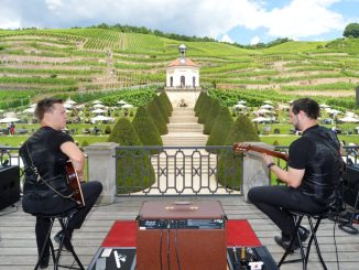 Musik und Wein – beides kann man jetzt jeden Sonntag bei gutem Wetter auf Schloss Wackerbarth genießen kann. Foto: PR