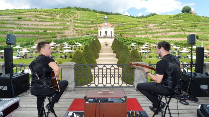 Musik und Wein – beides kann man jetzt jeden Sonntag bei gutem Wetter auf Schloss Wackerbarth genießen kann. Foto: PR