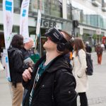Ein Teilnehmer nutzt die Virtual Reality-Brille der iAnimal-Aktion. Foto: iAnimal © Rieke Petter