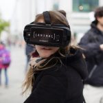 Eine Teilnehmerin der Aktion iAnimal nutzt die Virtual Reality-Brille. Foto: iAnimal © Rieke Petter