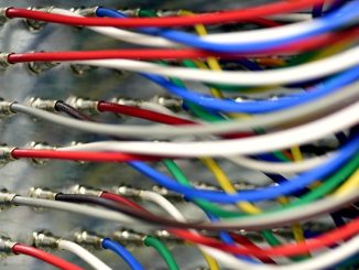 Bunte Kabel eines Kabelnetzbetreibers sind zu sehen. Foto: Ralf Hirschberger/Archiv