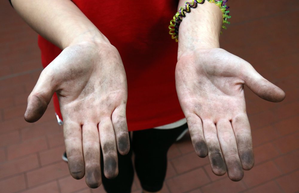 Ein Mädchen mit ölverschmierten Händen. Foto: Bernd Wüstneck/Archiv