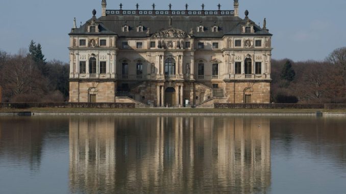 Das Palais im Großen Garten spiegelt sich in Dresden im Palais-Teich. Foto: Sebastian Kahnert/Archiv