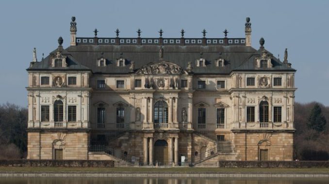 Das Palais im Großen Garten spiegelt sich in Dresden im Palais-Teich. Foto: Sebastian Kahnert/Archiv