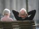 Ein Rentnerpaar sitzt auf einer Bank und sonnt sich. Foto: Stephan Scheuer/Archiv