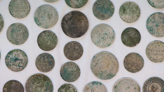Silbermünzen aus einer Felsspalte in der Sächsischen Schweiz. Foto: Sebastian Kahnert/Archiv