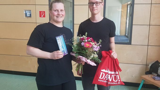 Anke Schmidt freute sich über den Blumenstrauß des Monats Mai, den Oliver Goldberg vom DAWO!-Team überreichte. Foto: F. Sommer