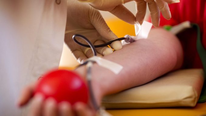 Mit einer Blutspende zu Weihnachten die Patientenversorgung sicherstellen.