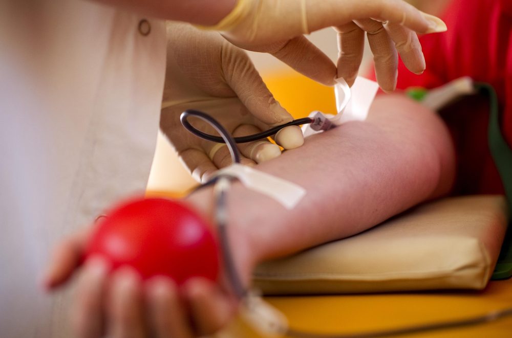 Mit einer Blutspende zu Weihnachten die Patientenversorgung sicherstellen.