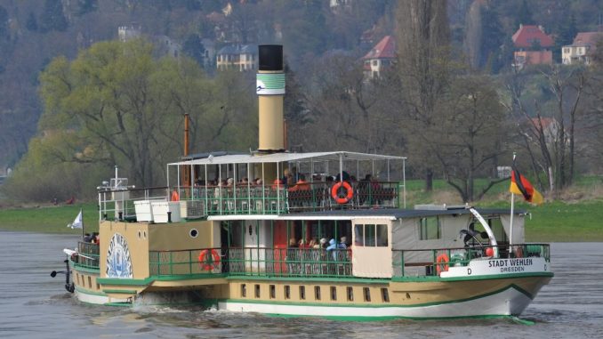 Das Dampfschiff «Stadt Wehlen» fährt elbabwärts. Foto: Ralf Hirschberger dpa/Archiv