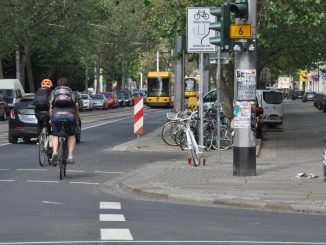 An der Kreuzung Bautzner/Ecke Rothenburger Straße mahnt ein weißes Rad an den Tod einer Radfahrerin 2016, in dessen Folge die Verkehrsführung provisorisch entflochten wurde. Foto: Una Giesecke