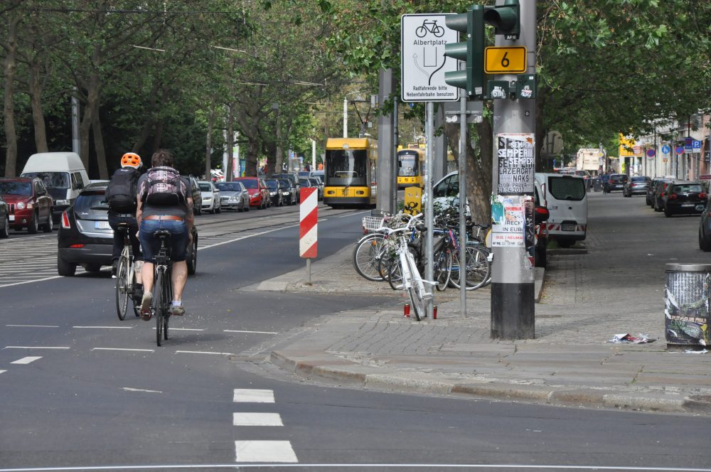 An der Kreuzung Bautzner/Ecke Rothenburger Straße mahnt ein weißes Rad an den Tod einer Radfahrerin 2016, in dessen Folge die Verkehrsführung provisorisch entflochten wurde. Foto: Una Giesecke