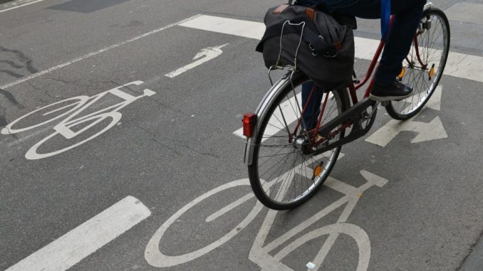 Ein Radfahrer fährt auf einem markierten Fahrradbereich einer Straße. Foto: Arne Dedert/Archiv