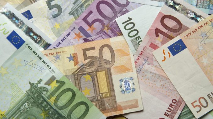Zahlreiche Euro-Banknoten liegen auf einem Tisch. Foto: Daniel Reinhardt/Archiv