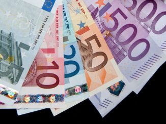 Ein Strauß verschiedener Euro-Geldscheine. Foto: Robert Schlesinger/Archiv