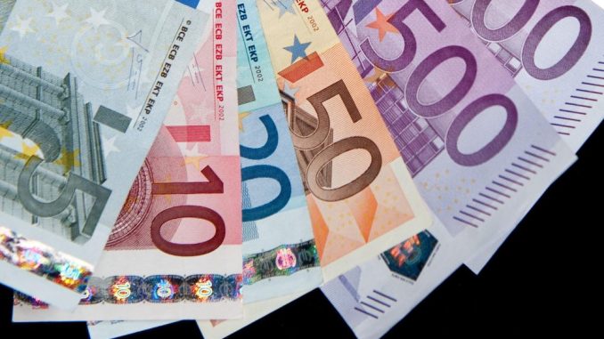 Ein Strauß verschiedener Euro-Geldscheine. Foto: Robert Schlesinger/Archiv