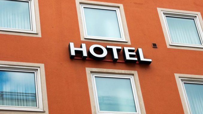 Schriftzug «Hotel» an einer Hauswand. Foto: Peter Kneffel/Archiv