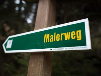 Ein Hinweisschild «Malerweg» im Nationalpark Sächsische Schweiz. Foto: Arno Burgi/Archiv
