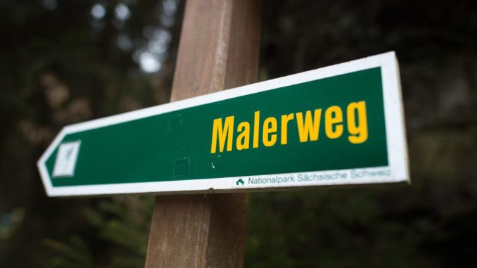 Ein Hinweisschild «Malerweg» im Nationalpark Sächsische Schweiz. Foto: Arno Burgi/Archiv