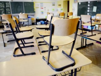 Stühle stehen in einer Schule nach Unterrichtsende auf den Tischen. Foto: Caroline Seidel/Archiv