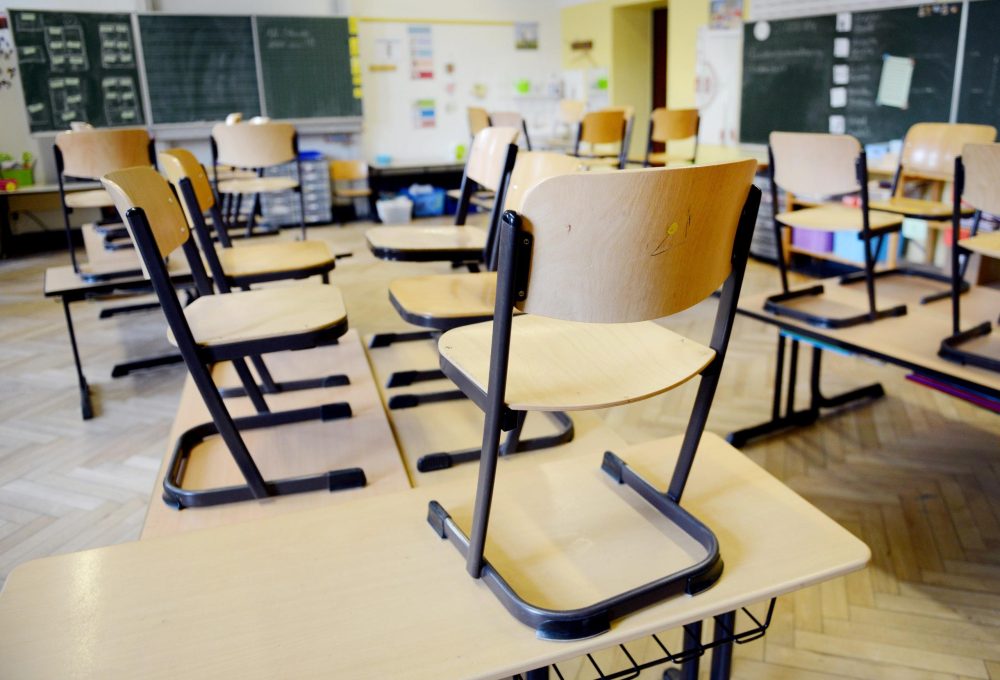 Stühle stehen in einer Schule nach Unterrichtsende auf den Tischen. Foto: Caroline Seidel/Archiv
