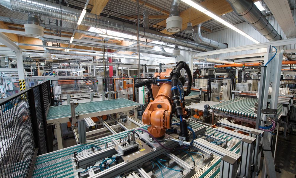 Photovoltaikmodule werden in einer Fabrik mit Hilfe von Robotern gefertigt. Foto: Arno Burgi/Archiv