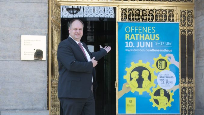 Oberbürgermeister Dirk Hilbert mit der Einladung zum Tag des offenen Rathaus im Jahr 2017. Foto: Steffen Füssel