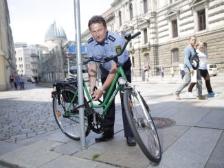 Auf sein Fahrrad sollte man immer vernünftig aufpassen. Hauptkommissar Uwe Müller zeigt, wie man das Rad richtig anschließt. Foto: Thomas Türpe