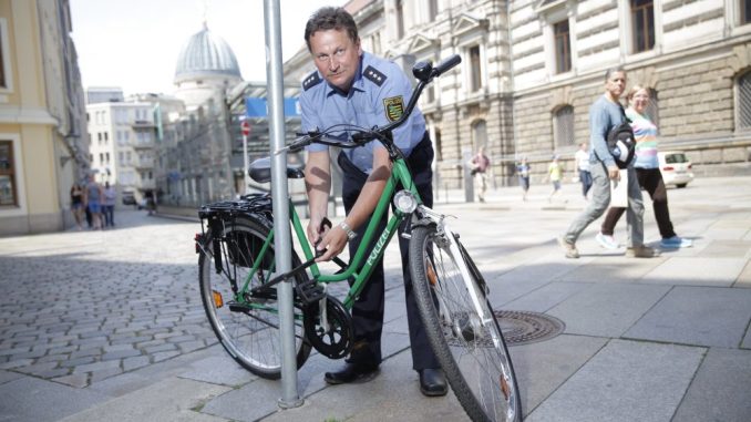 Auf sein Fahrrad sollte man immer vernünftig aufpassen. Hauptkommissar Uwe Müller zeigt, wie man das Rad richtig anschließt. Foto: Thomas Türpe