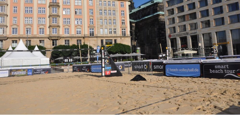 Der Sand ist ausgestreut - auf dem Altmarkt startet heute das Beachvolleyballfestival. Foto: Una Giesecke