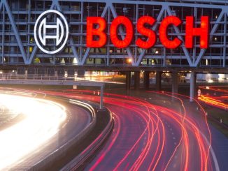 Das Bosch-Logo über einer Autobahn. Foto: Sebastian Kahnert/Archiv