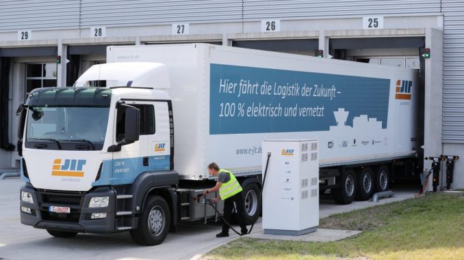Der Mitarbeiter einer Spedition lädt eine vollelektrische 40-Tonnen-Sattelzugmaschine am 15.06.2017 an der Ladesäule an einer Laderampe auf Werksgelände von Porsche in Leipzig (Sachsen). Foto: Jan Woitas