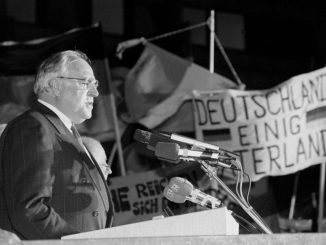 Am 19.12.1989 spricht Helmut Kohl in Dresden. Foto: dpa team