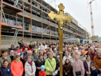 Das Kreuz für Propsteikirche in Leipzig bei seiner Segnung. Foto: Hendrik Schmidt/Archiv