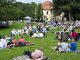 «Moritzburg Festival»-Besucher sitzen im Schlossgarten zusammen. Foto: Ole Spata/Archiv
