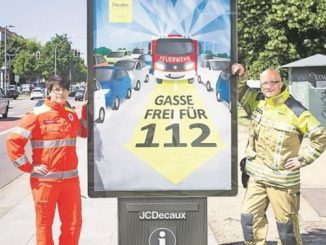 Rettungsassistentin Jadwiga Richter und Hauptbrandmeister Rainer Jonas hoffen, dass im Notfall viele Dresdner eine Rettungsgasse bilden. Foto: Sven Ellger