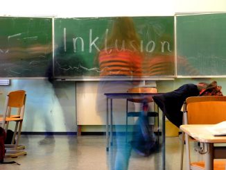 Das Wort «Inklusion» ist auf die Tafel geschrieben. Foto: Jonas Güttler/Archiv